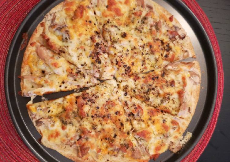 Steps to Prepare Ultimate Chicken and Herb White Pizza with garlic sauce