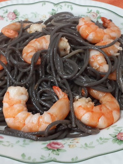 Una foto de Espagueti negro con langostinos🍜🍜🦐🦐