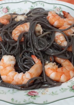 Una foto de Espagueti negro con langostinos🍜🍜🦐🦐