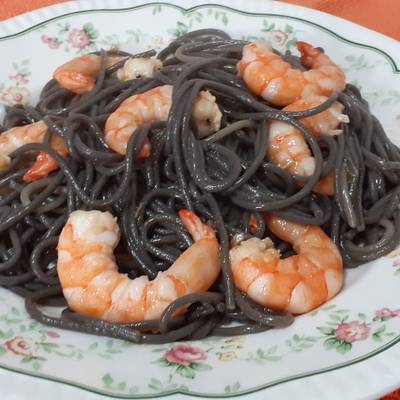 Espagueti negro con langostinos???? Receta de La Cocina de Loli- Cookpad