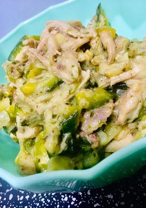 Una foto de SALTEADO DE POLLO, ZAPALLITOS Y SALSA BLANCA 🙌🏼😋👏🤩
