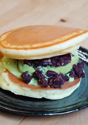 A picture of Dorayaki Matcha Ice Cream With Red Beams☆ Dessert.
