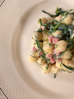 Foto di Gnocchi di patate con ricotta, nocciole, agretti e prosciutto
