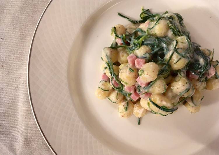 Easiest Way to Prepare Speedy Gnocchi di patate con ricotta, nocciole, agretti e prosciutto