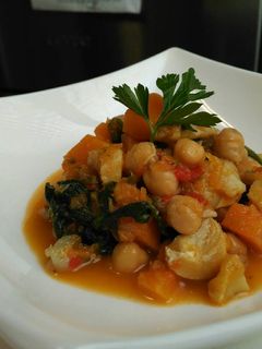 Una foto de Potaje fácil y rápido de garbanzos y bacalao
