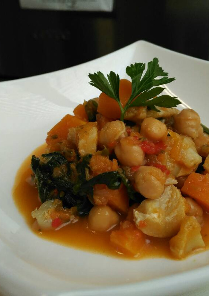 Una foto de Potaje fácil y rápido de garbanzos y bacalao
