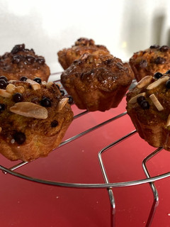 Una foto de Magdalena saludables de zanahoria, almendras y chocolate