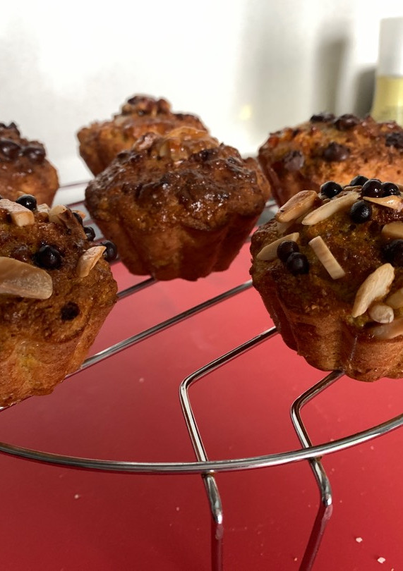 Una foto de Magdalena saludables de zanahoria, almendras y chocolate