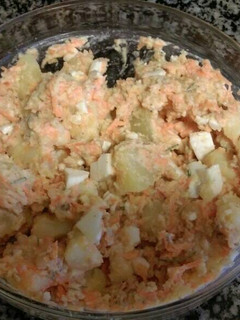 Una foto de Ensalada de patata en salsa de nueces