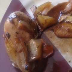 Una foto de Pollo con papas en soya