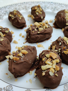 A picture of Halal snickers: Chocolaty dates.