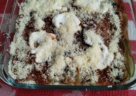 Lasaña de tallos de acelga con salsa de carne y champiñones