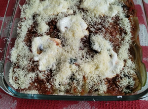 Una foto de Lasaña de tallos de acelga con salsa de carne y champiñones
