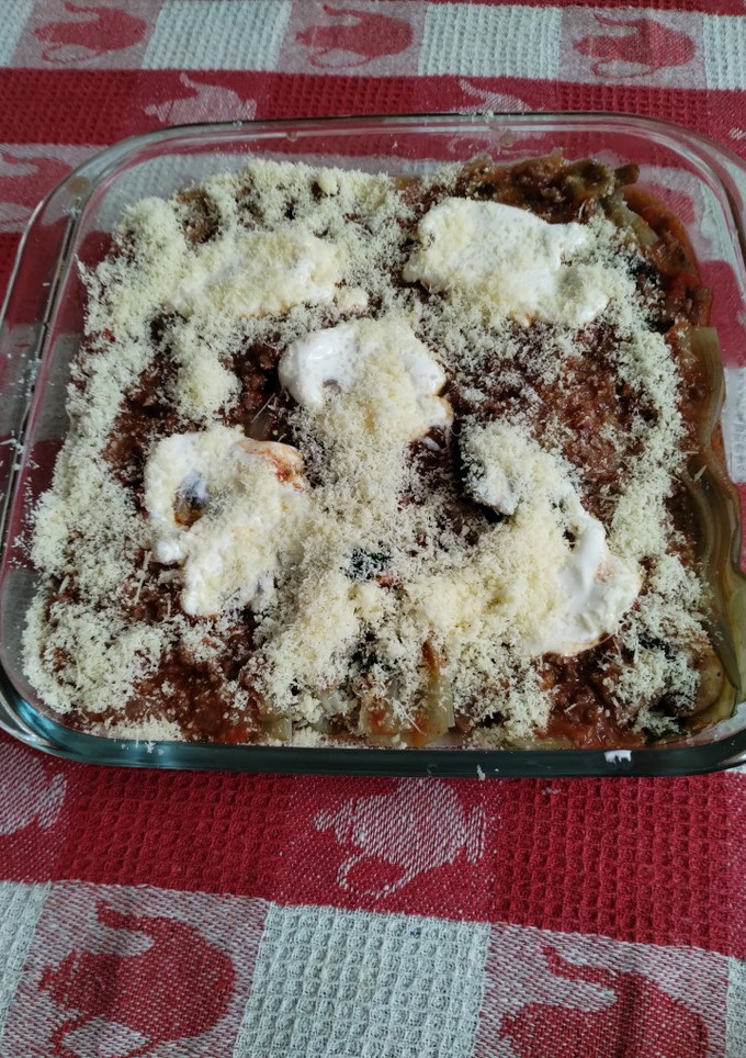Una foto de Lasaña de tallos de acelga con salsa de carne y champiñones