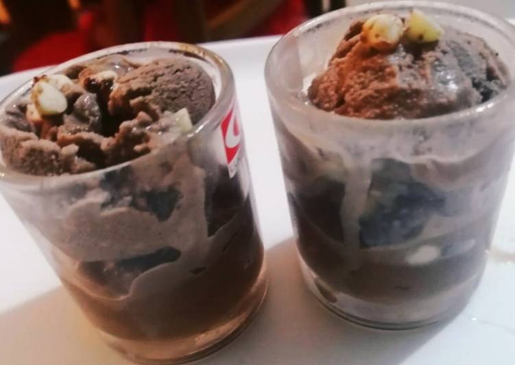 Chocolate pudding with icecream