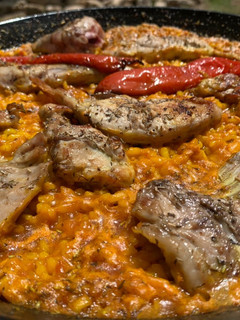 Una foto de Paella de conejo de la montaña