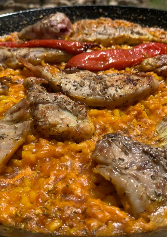 Una foto de Paella de conejo de la montaña