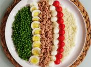 Una foto di insalata di riso basmati