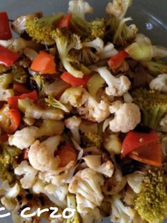 Una foto de Coliflor y brócoli salteados
