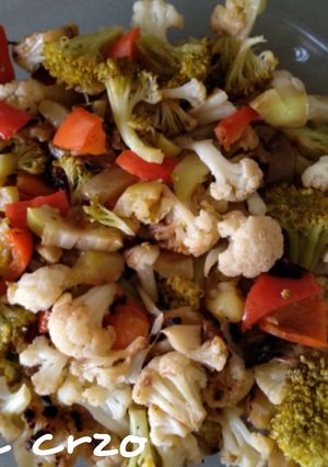 Una foto de Coliflor y brócoli salteados