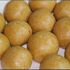 A picture of Soft til gud moongfali ladoo.