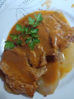 Una foto de Cabeza de cerdo al horno asado en su propio jugo y verduras con patata