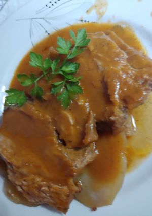 Una foto de Cabeza de cerdo al horno asado en su propio jugo y verduras con patata