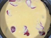 Una foto de postres con yogur y jalea