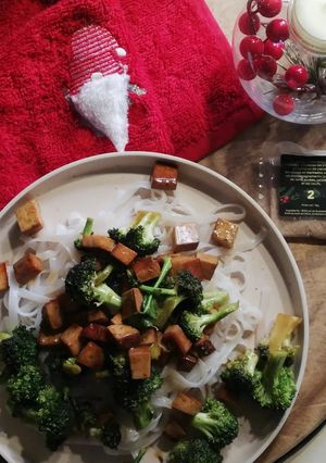 Une photo de Brocoli et tofu fumé