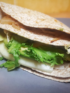 Una foto de Quesadilla de moda de pollo, aguacate y cebolla caramelizada
