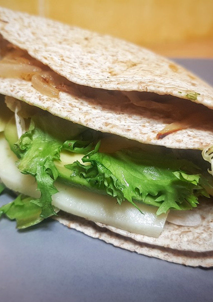 Una foto de Quesadilla de moda de pollo, aguacate y cebolla caramelizada