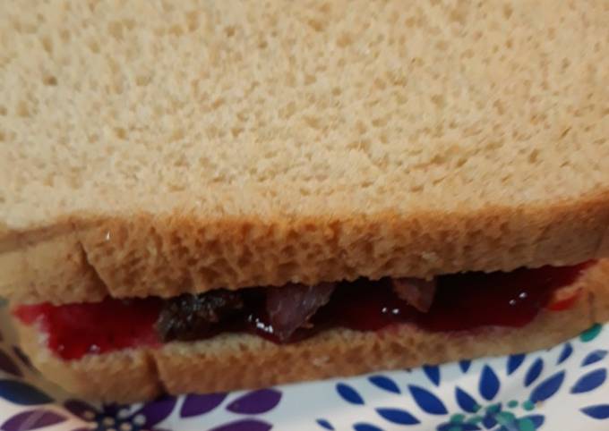 Recipe of Quick Lingonberry and Bacon Sandwich