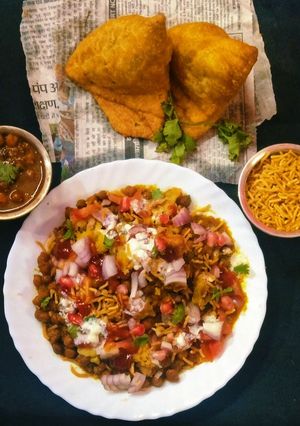 A picture of Chana Samosa Chaat.