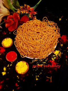बेसन के नमकीन सेव (besan ke namkeen sev recipe in Hindi) रेसिपी मुख्य फोटो