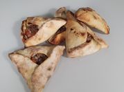 Una foto de masa de relleno para fatay