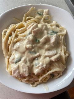 Una foto de Fideos con pollo bechamel