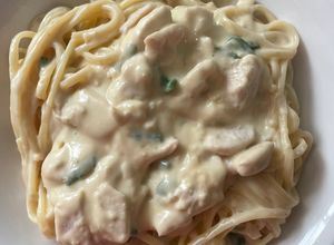 Una foto de Fideos con pollo bechamel