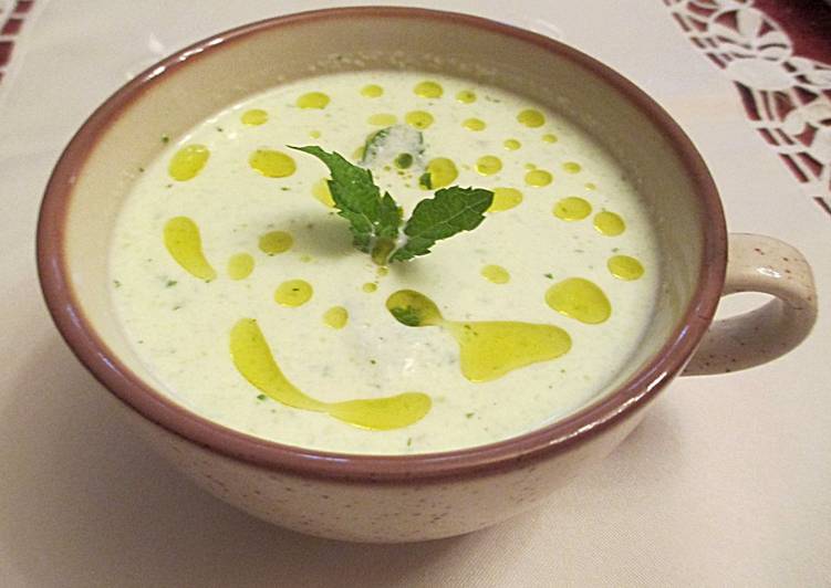 Gazpacho de pepino con pistachos, yogur natural y menta