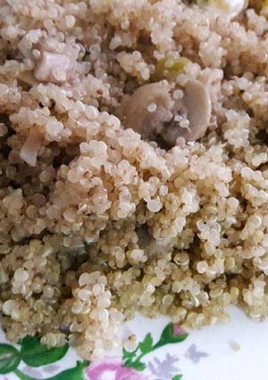Una foto de Quinoa con cebollín y champiñón