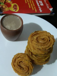 ચકરી(Chakli Recipe in Gujarati) રેસીપી મુખ્ય ફોટો