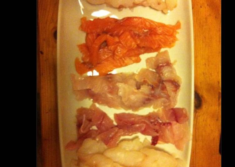 Assortiment de sashimis maison (thon maquereau dorade flétan saumon)