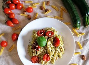 Foto di Caserecce pesto di zucchine, philadelphia, pomodorini e mandorle