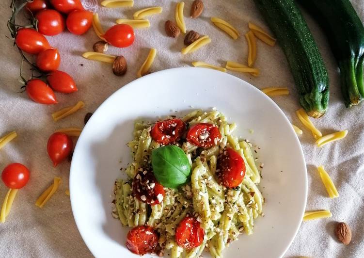 Caserecce pesto di zucchine, philadelphia, pomodorini e mandorle