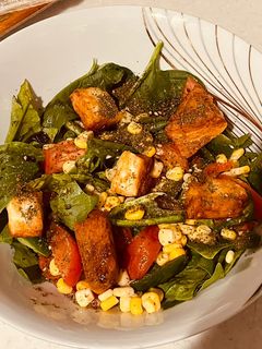 صورة لوصفة سلطة السبانخ والذرة بجبن الحلوم😋