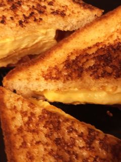 Una foto de Sandwich Integral de Tortilla de Queso con Tomate y Mayonesa de Yakiniku