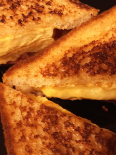 Una foto de Sandwich Integral de Tortilla de Queso con Tomate y Mayonesa de Yakiniku