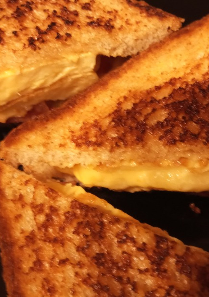 Una foto de Sandwich Integral de Tortilla de Queso con Tomate y Mayonesa de Yakiniku