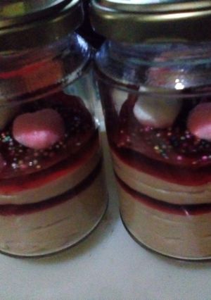 Foto resep Cheesecake in jar with strawberry jam