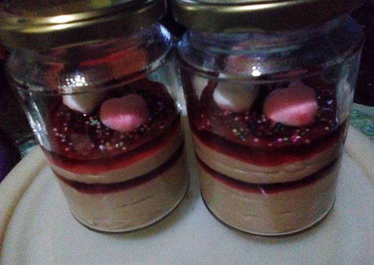 Cheesecake in jar with strawberry jam
