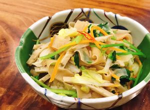 Hình của món Bánh đa đỏ xào cải bắp.